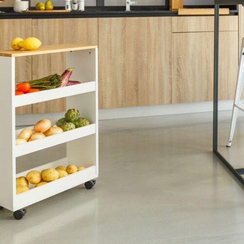 Carrito verdulero en la cocina con hortalizas