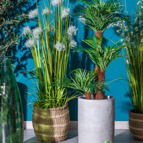 Plantas artificiales con maceteros