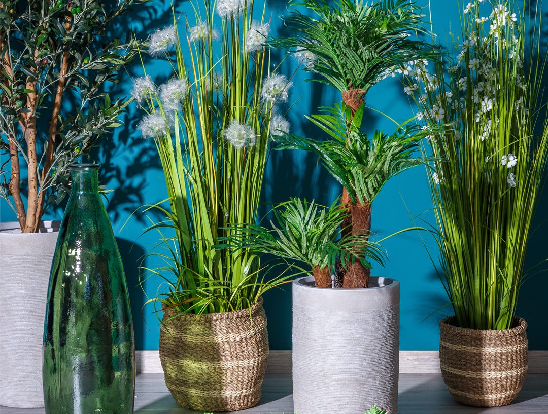 Plantas artificiales con maceteros