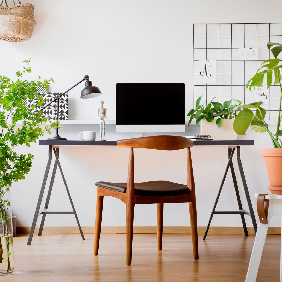 Escritorio en casa con silla, mesa, planificador y ordenador