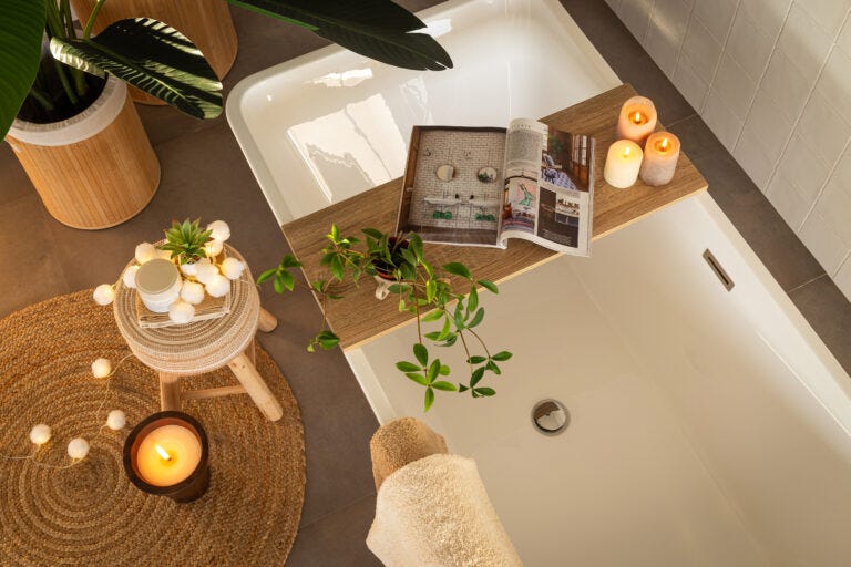 baño romántico con velas, revista y bandeja