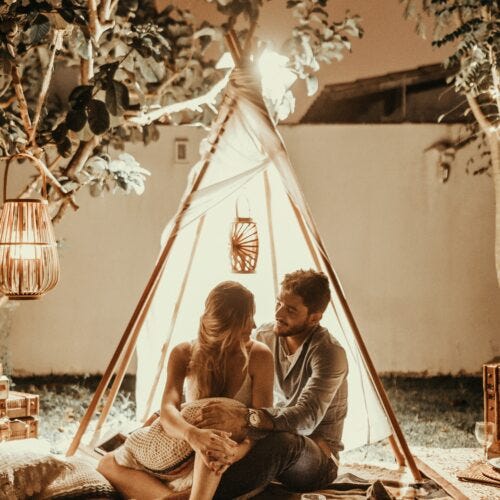 pareja con camping dentro de casa