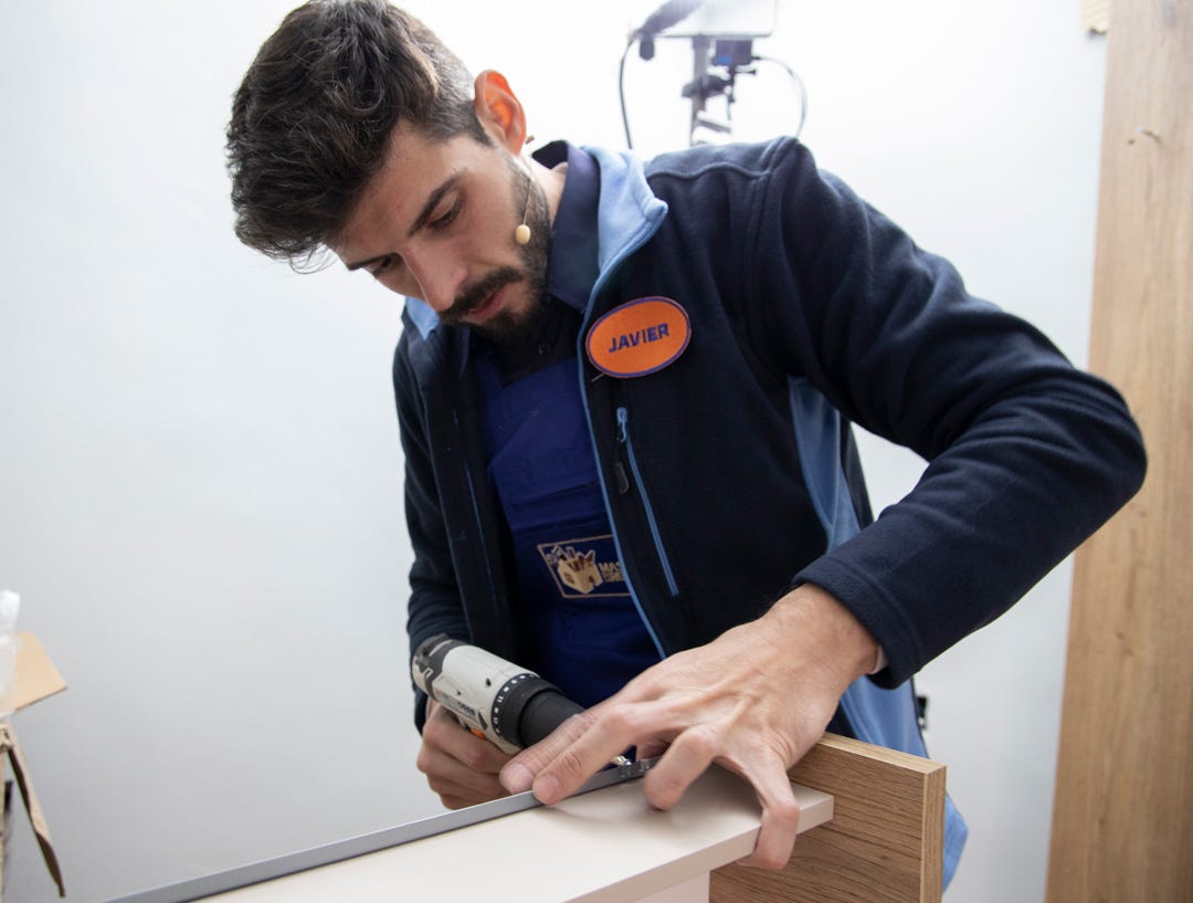 Javier Garrido con una prueba del programa taladrando un mueble