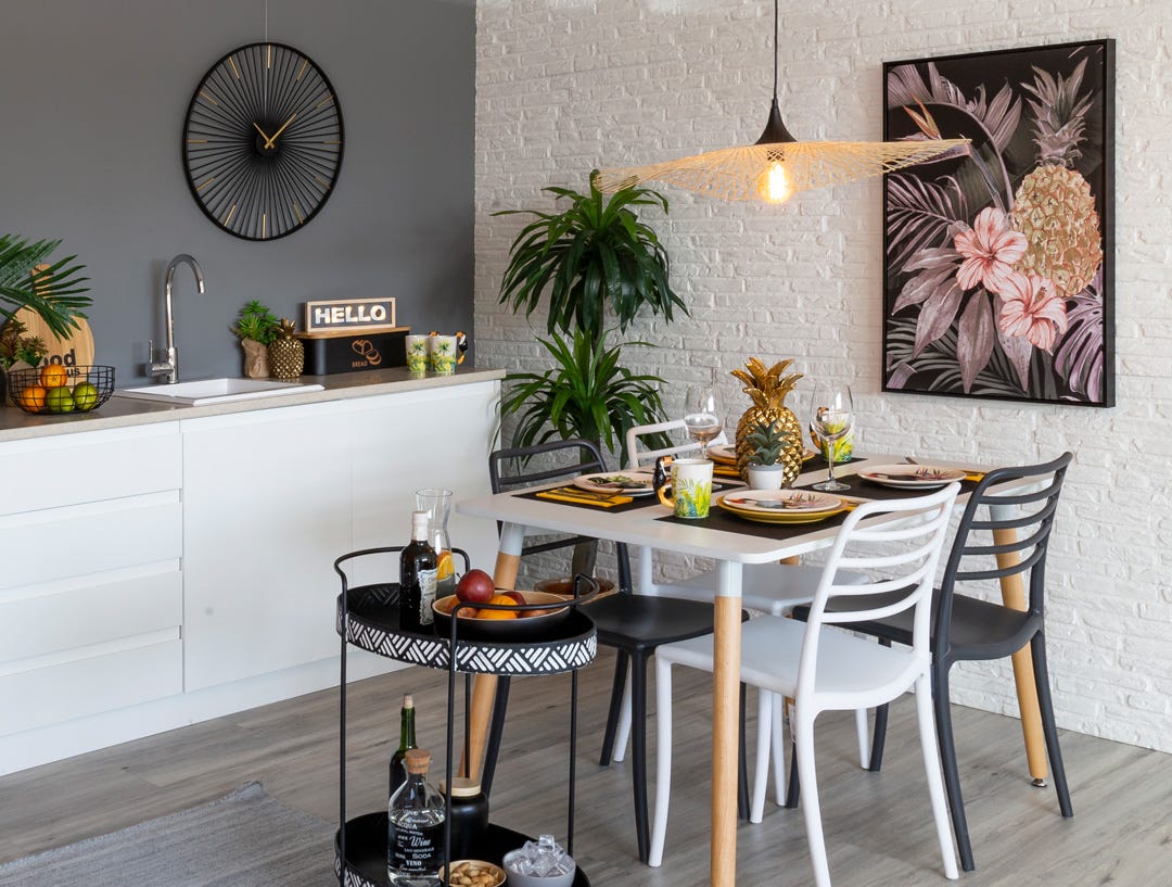 cocina exótica con mesa de comedor