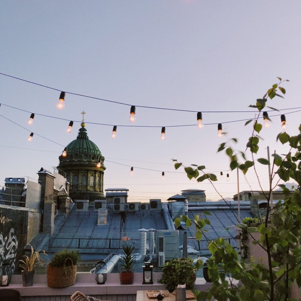 Terraza con guirnalda de luces al atardecer