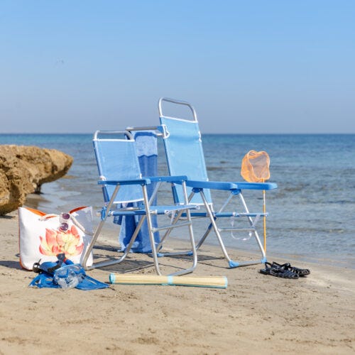 Calita con accesorios y sillas de playa