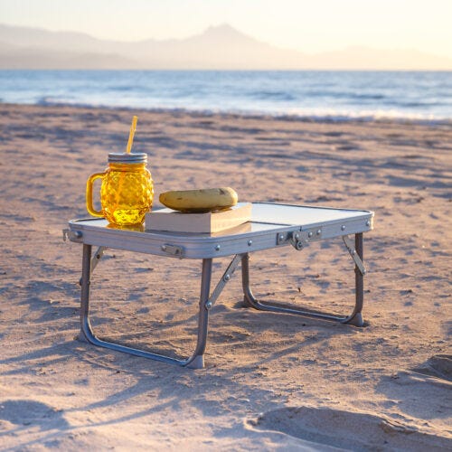 Mesa plegable en el amanecer de una playa