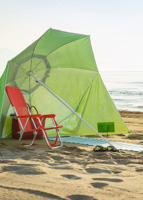 Sombrilla paraviento con silla en la playa