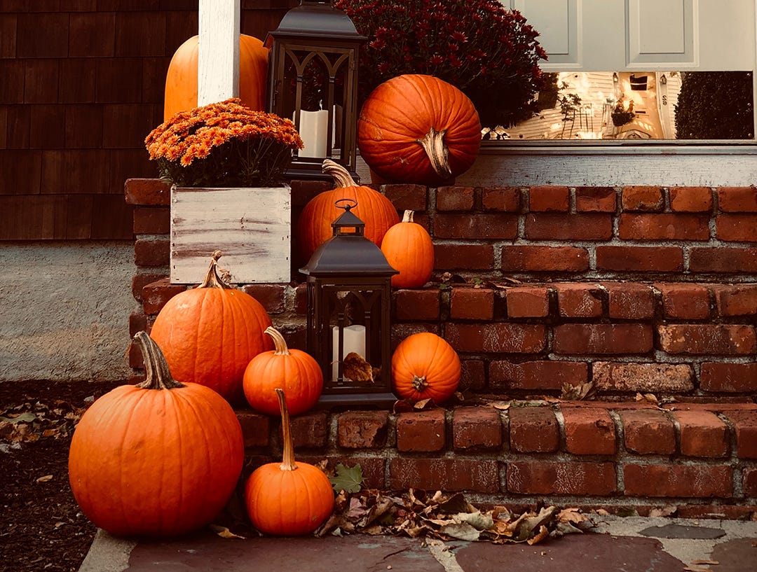 entrada de una casa con calabazas de Halloween