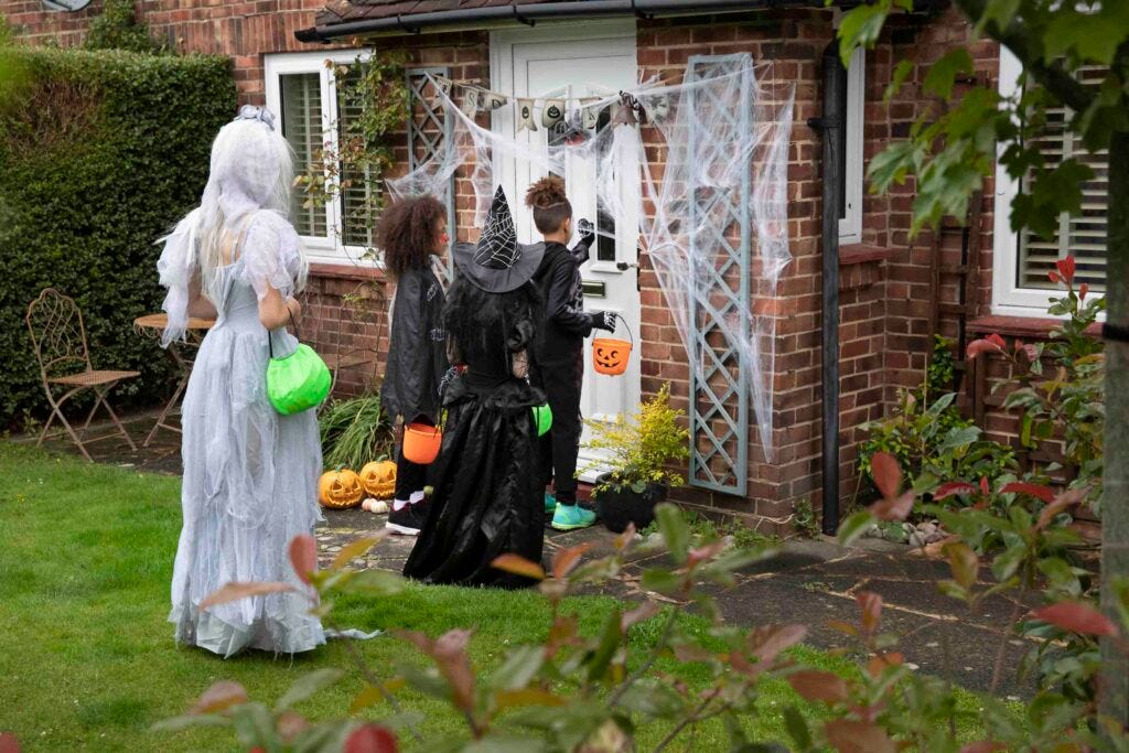 exterior de casa con niños para fiesta halloween