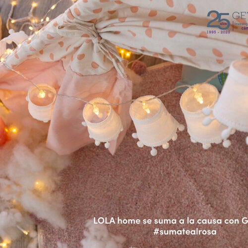 decoracion de luces blancas en un tipi sobre una alfombra