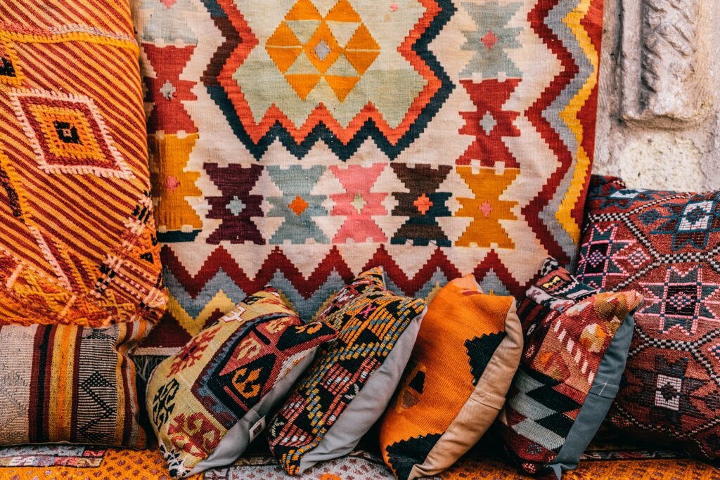 Cojines y alfombras con motivos aztecas