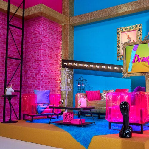 Decoración del plató del programa Drag Race España - LOLA home