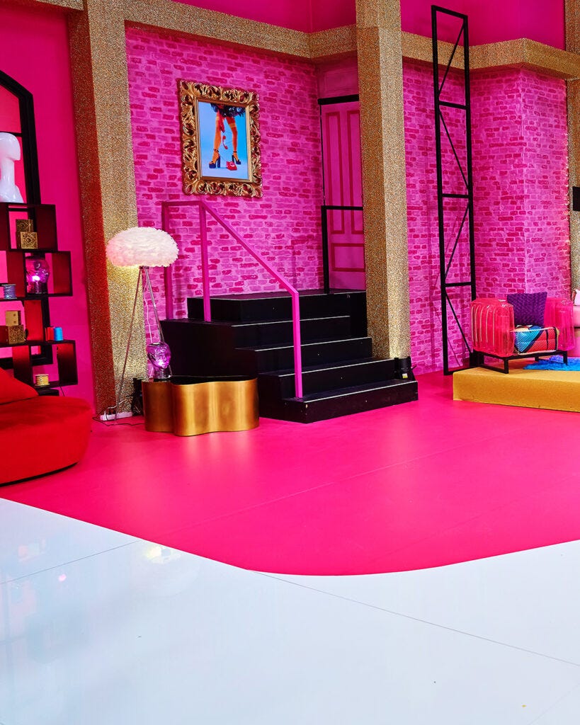 Entrada con escalera y decoracion de LOLA home en el programa Drag Race España