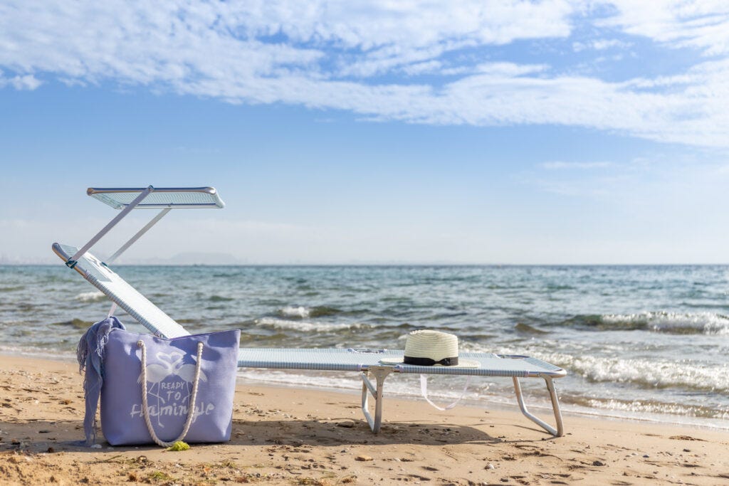 Tumbona con parasol en la playa