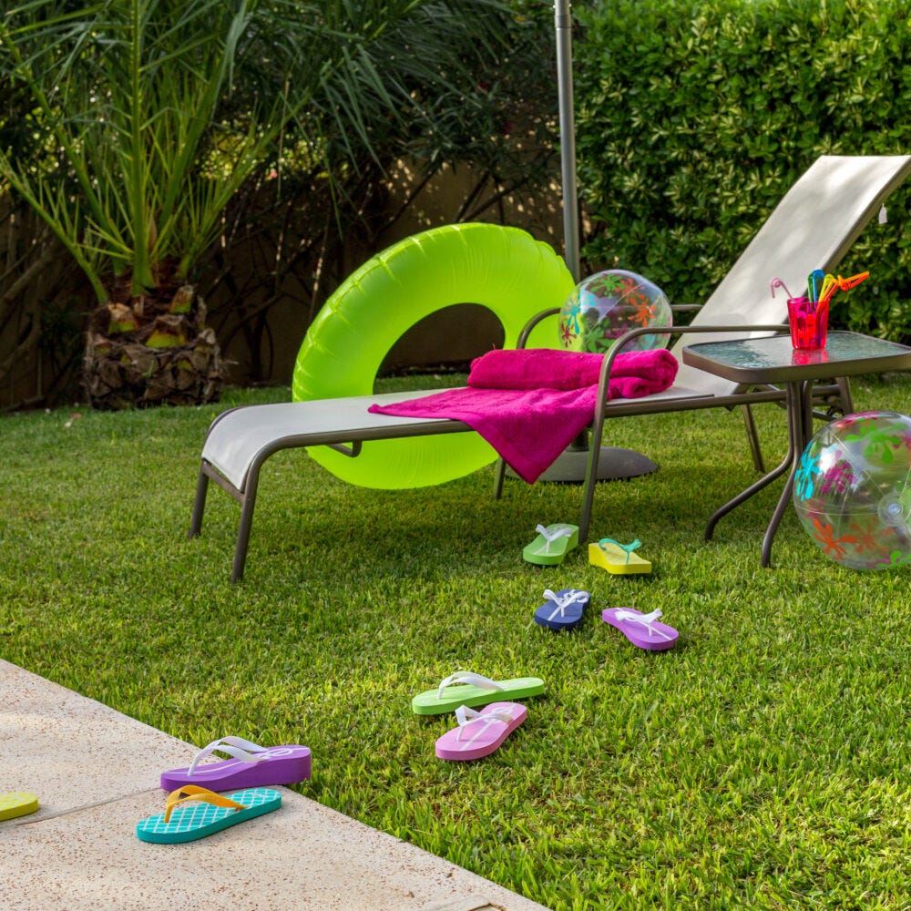 Tumbona en jardin con flotadores de piscina