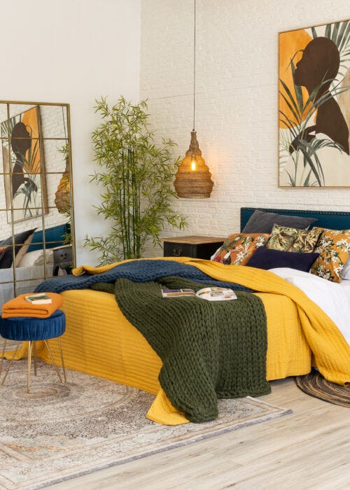 Dormitorio con decoración exótica amarilla