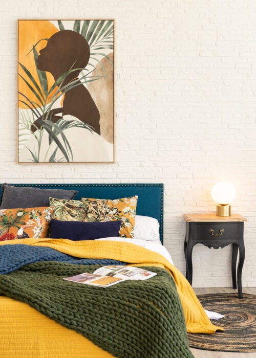 Dormitorio con cuadros y textiles amarillos