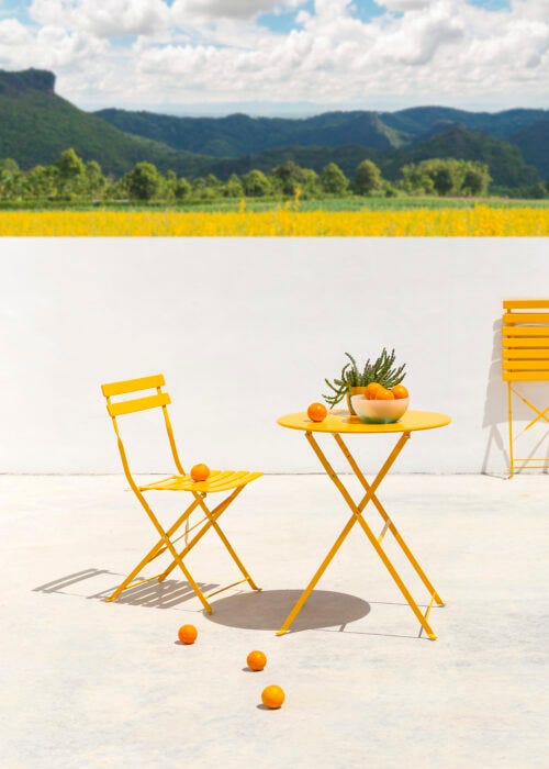 Mueble de terraza amarillo