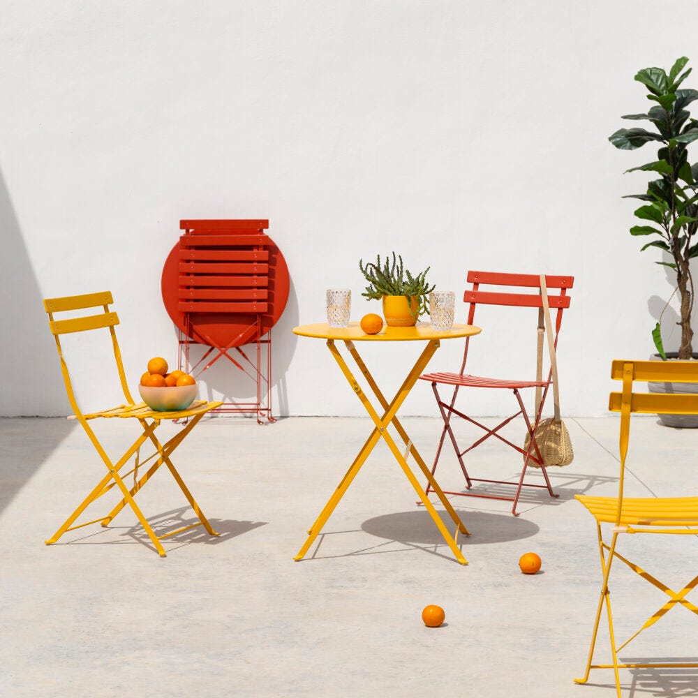 Conjunto de muebles de terraza de color amarillo y rojo