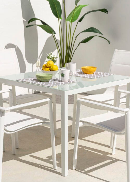 Conjunto de jardín blanco con decoración amarilla