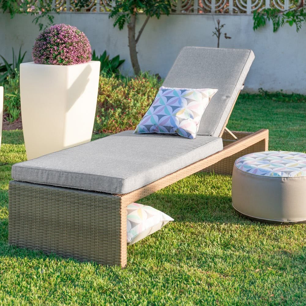 Tumbona de jardin de rattan con cojin