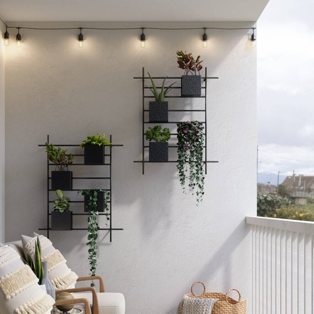 Terraza con plantas y guirnalda