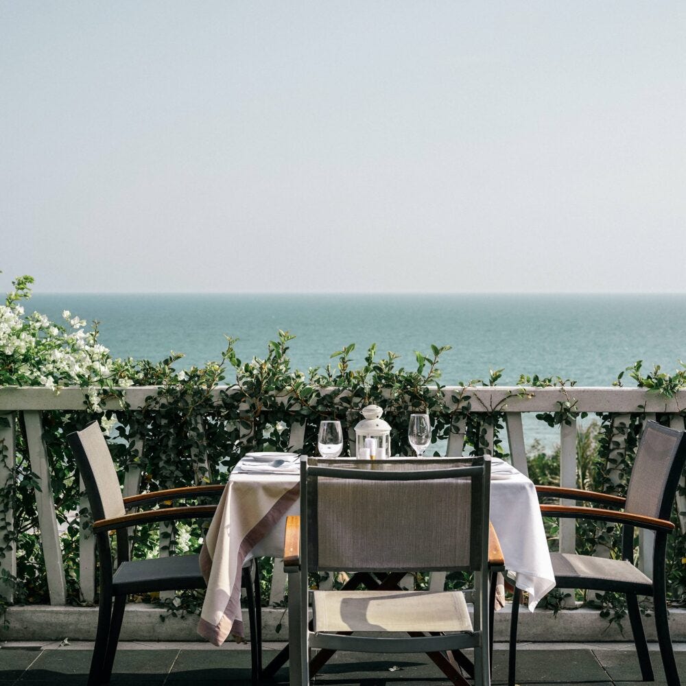 Terraza con mesa y farol