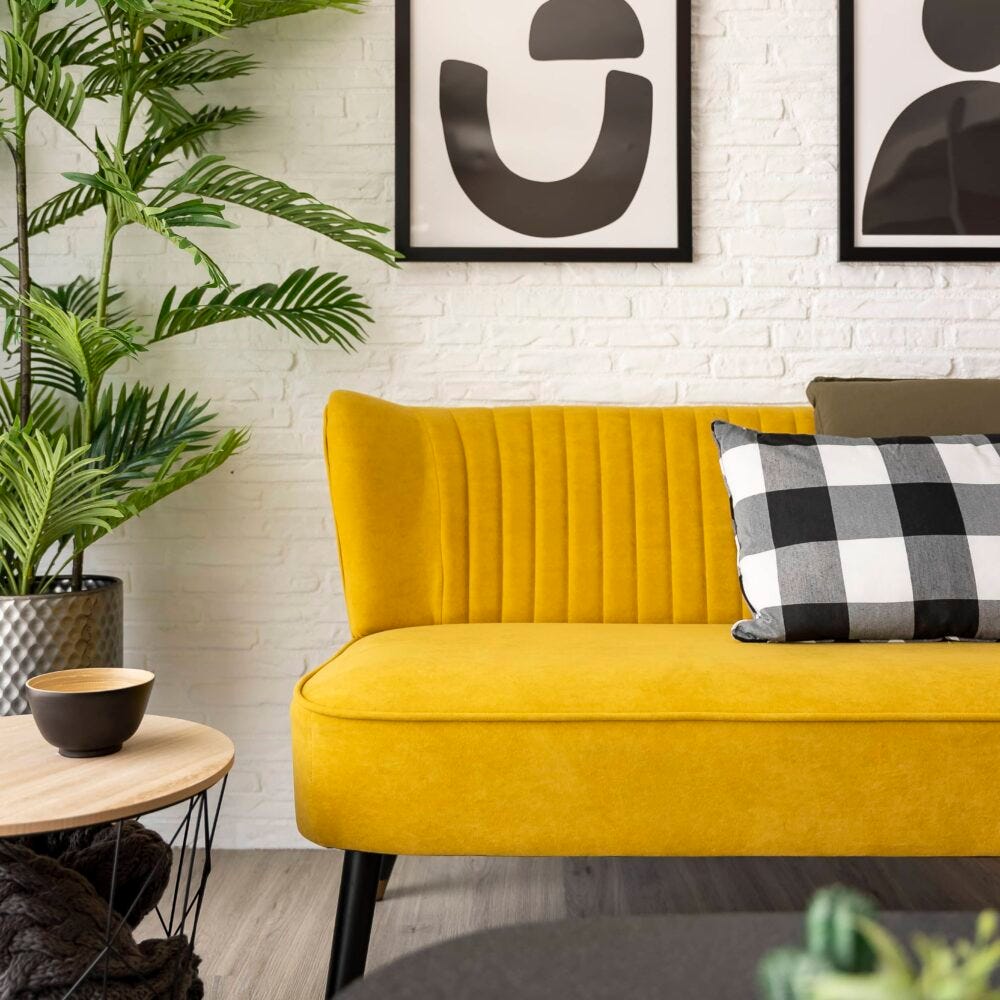 Salón otoñal con sofá amarillo y decoración moderna