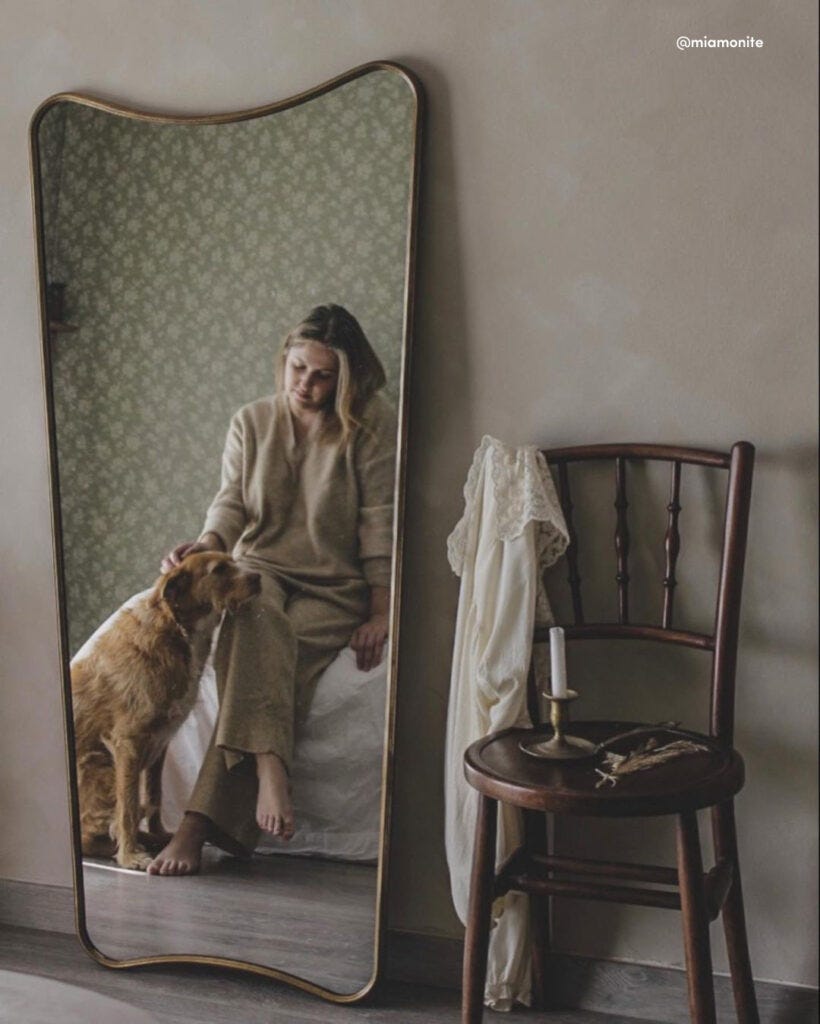 influencer @miamonite con su perro en un espejo mariposa