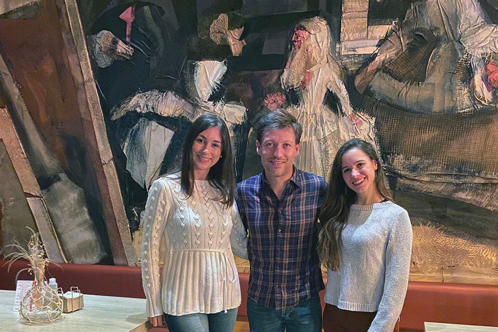 Javier pageo con el equipo de LOLA home, Miriam y Patricia