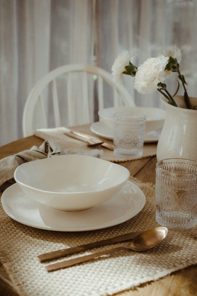 decoracion de mesa de comedor con vajilla elegante