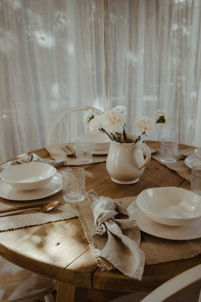 Mesa de comedor con vajilla blanca