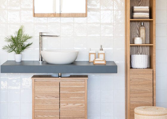 Cuarto de baño con muebles de bambu