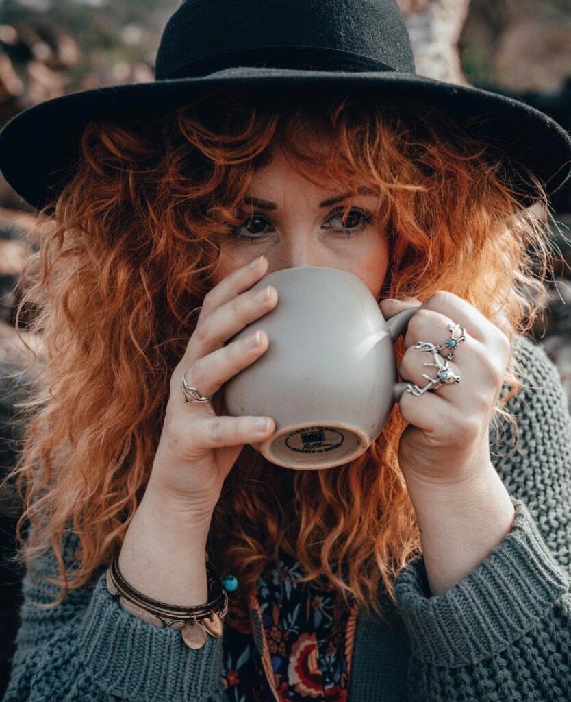 Estela Martin tomando una taza de café