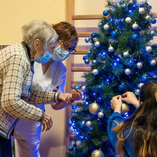 LOLAhome decora un árbol en AFA IBI