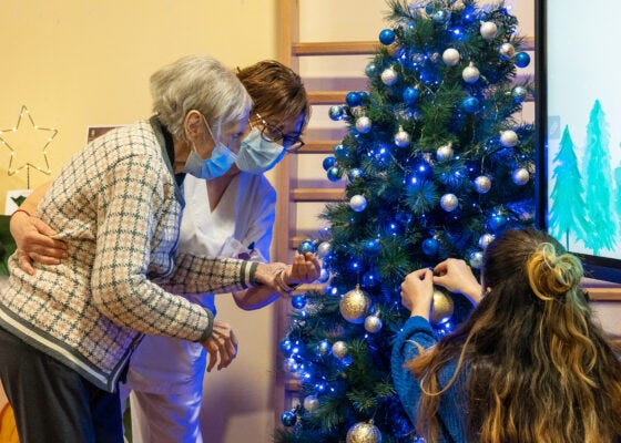 LOLAhome decora un árbol en AFA IBI